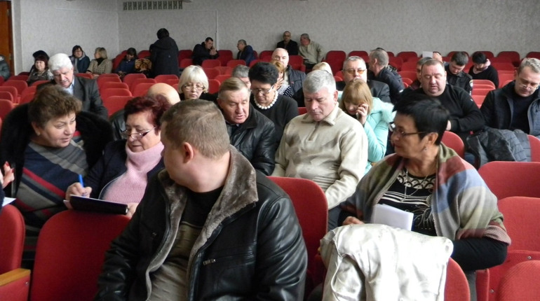 На сесії райради прийняли бюджет-2019 та спробували звільнити директора сватівської лікарні