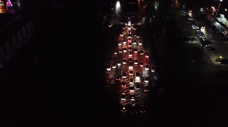 У Вараші водії створили новорічну ялинку з автомобілів