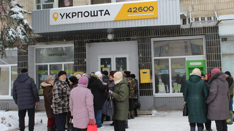 Пенсіонери можуть отримати по 5 LED-ламп у відділеннях Укрпошти: що для цього потрібно
