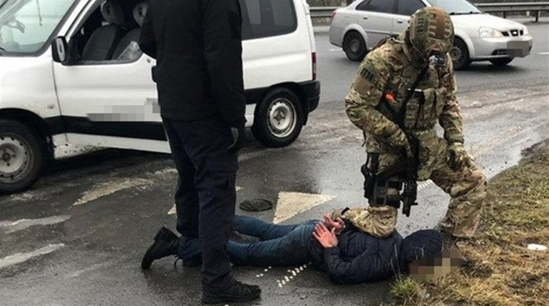 Поблизу Новограда СБУ блокувала незаконний збут зброї