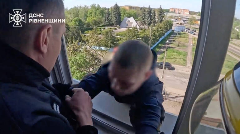 У Сарнах чоловік намагався вистрибнути з вікна — його врятували