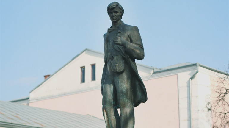 Якби монументи могли говорити. Сповідь пам'ятника Івасюку в Кіцмані
