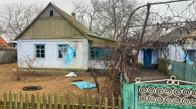 Армія рф на Херсонщині обстрілює житлові квартали та інфраструктуру: фото наслідків ворожих атак