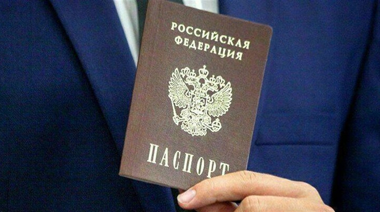 Судитимуть трьох колаборанток, які допомагали окупантам у Херсоні видавати паспорти рф