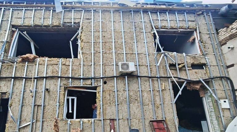 На Херсонщині окупанти завдали ударів по житлових будинках, мікроавтобусу, автівках