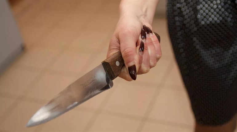 У Городку винесли вирок жінці, яка під час сварки поранила сусіда ножем