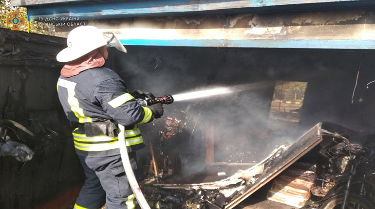 У Білокуракиному Сватівського району горів гараж: подробиці