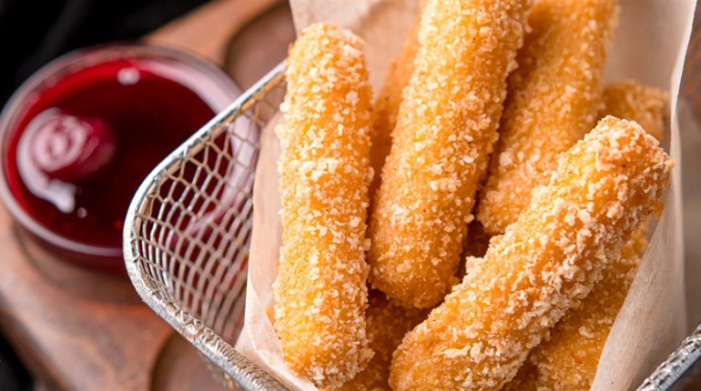 Рецепт дня: сирні палички з ягідним соусом