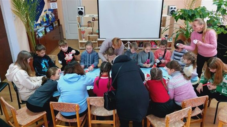 У Білопіллі, в "Майстерні Святого Миколая" діти виготовляють іграшки та інші поробки