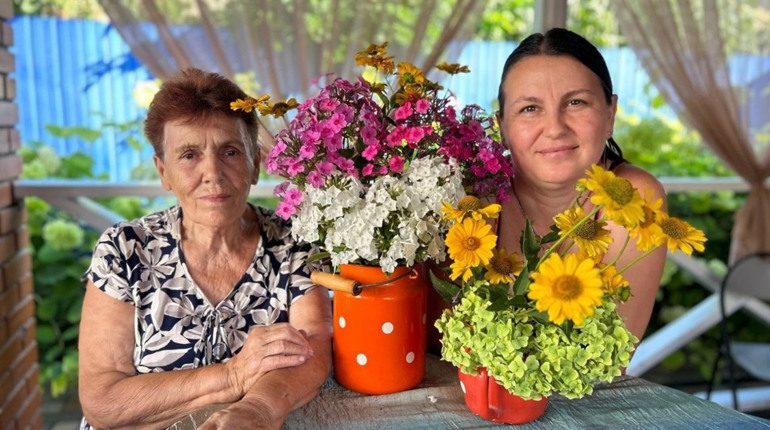 Царство двох Світлан з Біляївки: вони знають все про квіти і зберігають секрет сімейного щастя