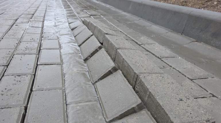 У Городку по вулиці Гончара просіла бруківка. Як відреагували у міській раді