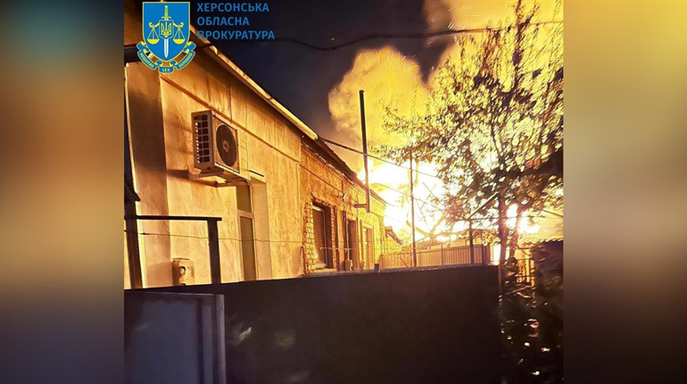 Вночі окупанти обстріляли Херсон з артилерії: постраждали двоє дітей та їх матір (ОНОВЛЕНО)