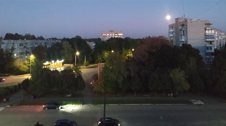 У Лозовій вперше від початку війни включили вуличні ліхтарі. Де світять