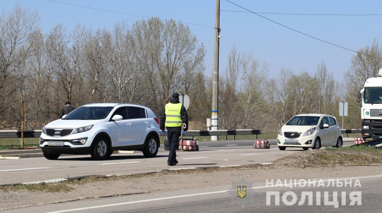Поліцейські складають адмінпротоколи 