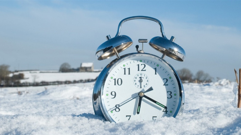 Україна переходить на зимовий час: коли і як потрібно перевести годинники