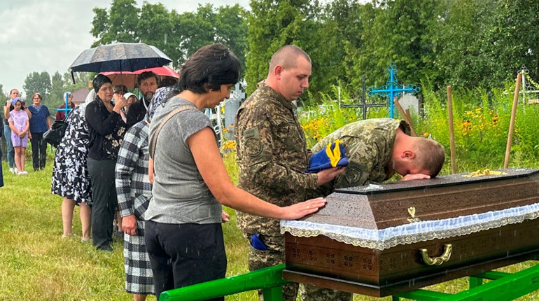 У Менській громаді попрощалися із Захисником України Віктором Жовтобрюхом