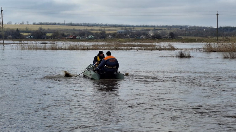 На Миколаївщині через танення снігу та дощі підтопило низку сіл: ДСНС відкачали сотні кубів води
