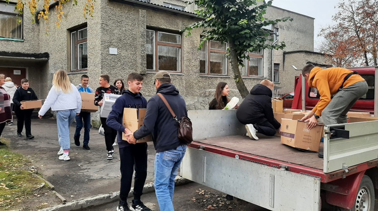 Учні та вчителі Кременецької школи збирають допомогу захисникам України