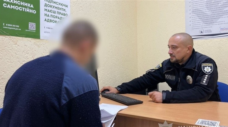 Кривавий фінал застілля: на Шосткинщині чоловік убив знайомого і намагався приховати злочин.