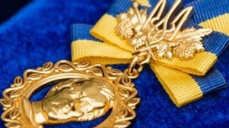 Хто з людей, які жили і працювали на Калинівщині, отримував Шевченківську премію і за що