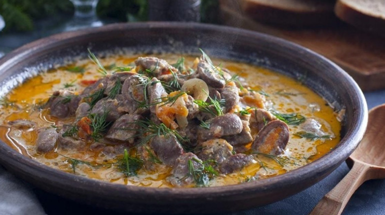 Тушковані курячі сердечка у томатно-сметанному соусі: швидкий рецепт