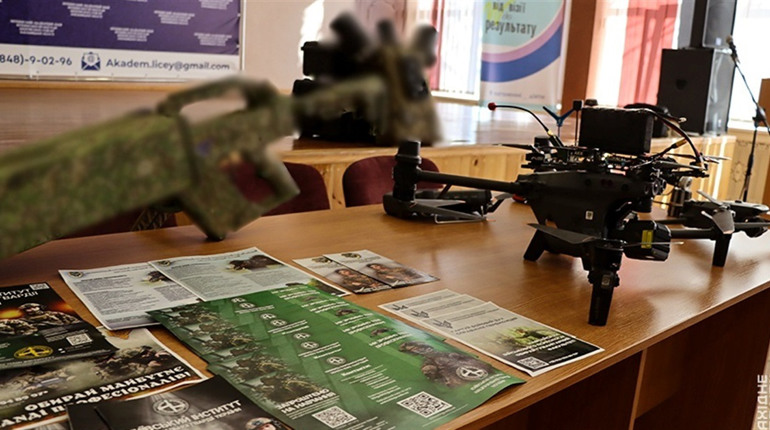 Незвичний урок: нетішинські нацгвардійці познайомили ліцеїстів з сучасними військовими технологіями