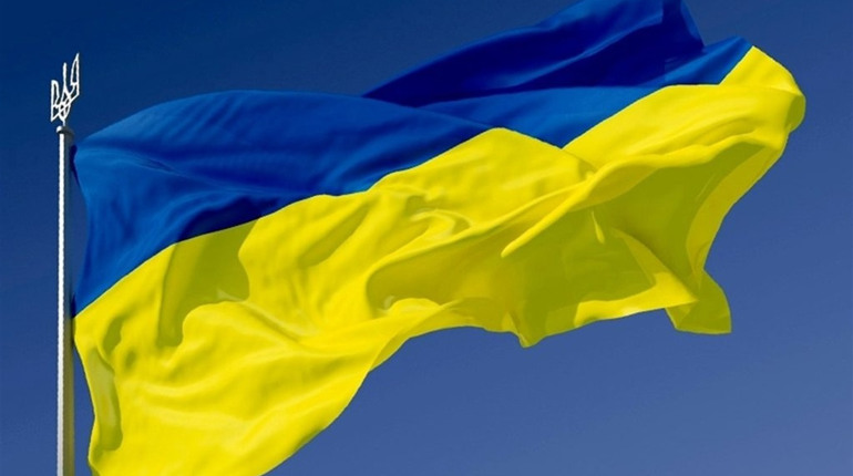 Уродженець Херсона у Києві розірвав Прапор України і зламав флагшток: йому повідомили про підозру