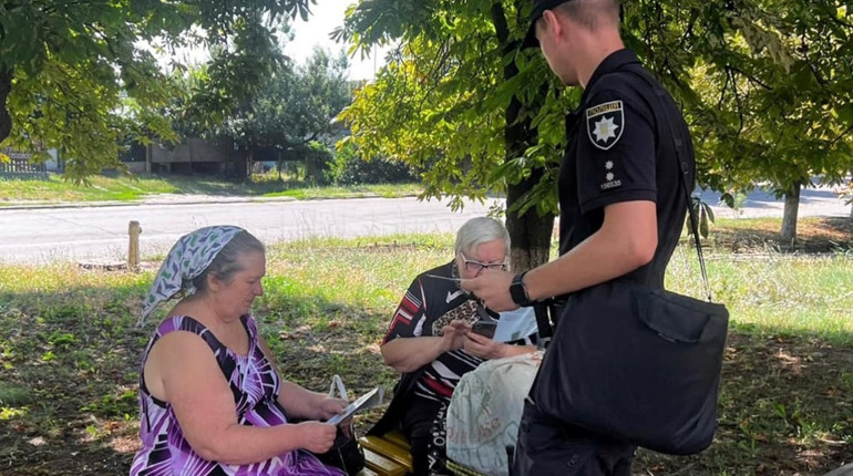 Як захиститись від шахрайських схем: поліцейські роз'яснювали жителям Врадіївської громади