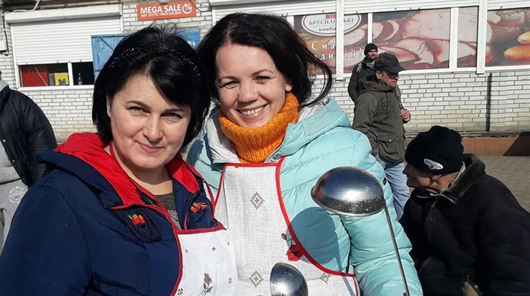 На Завокзальній площі годували обідами безхатченків