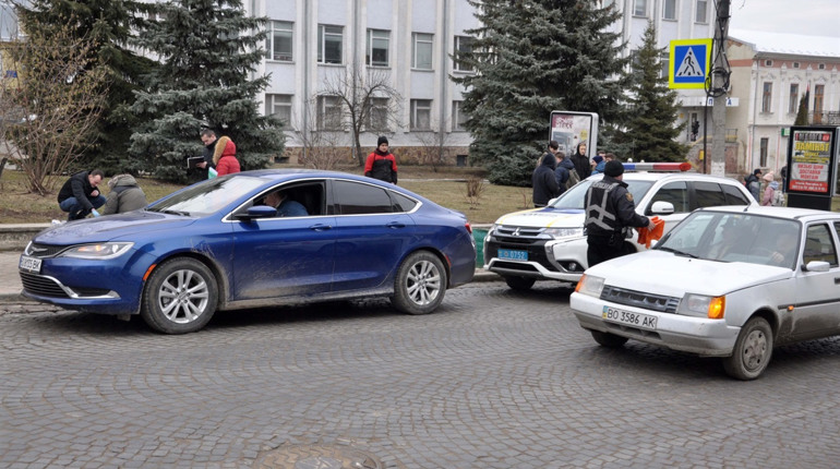 У Чорткові поліціянти затримали порушника-водія, в автівці якого виявили зброю