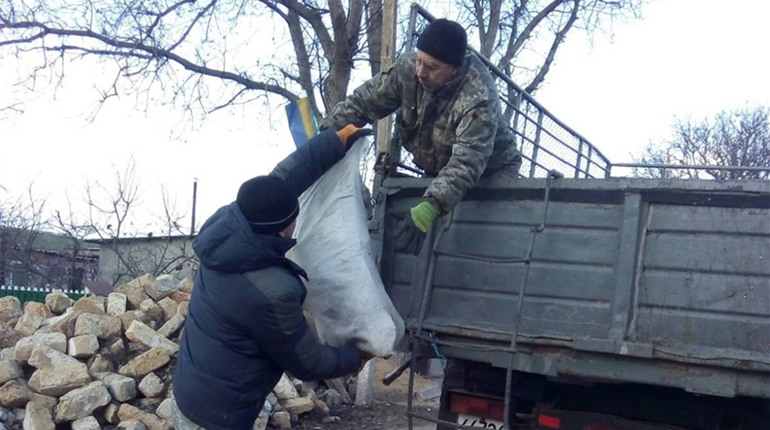 У Мирному та Широкій Балці розпочався подворовий збір сміття: дехто в шоці