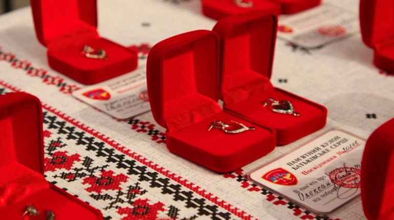 У Нетішині дітям полеглих воїнів вручили пам’ятні кулони-обереги «Батьківське серце»