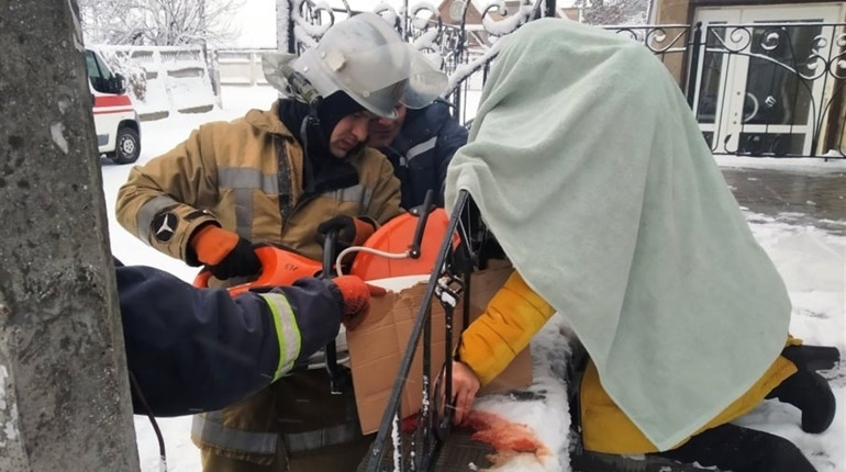У Мені жінка рукою наштиркнулася на огорожу. Визволяли рятувальники