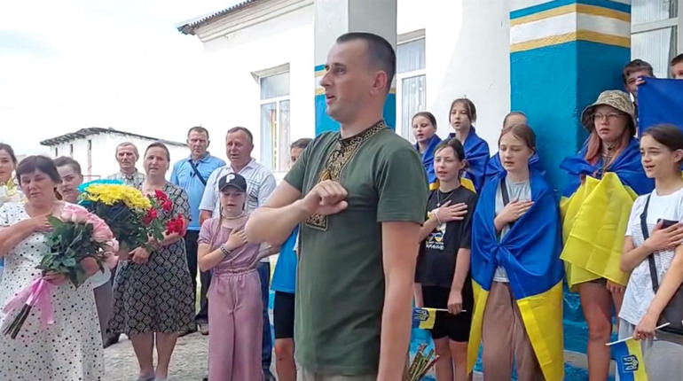 У селі на Сарненщині зустріли звільненого з полону захисника
