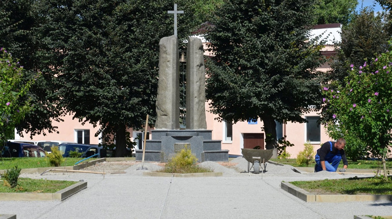 У Чорткові облагороджують сквер біля пам’ятного знака депортованим українцям