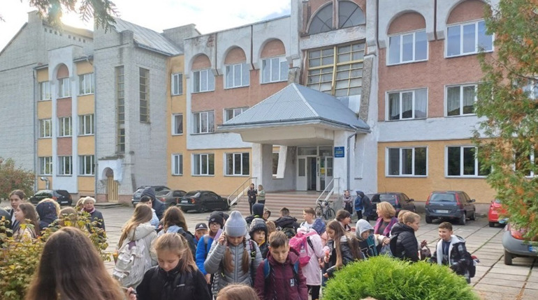 У Дрогобичі повідомили про замінування шкіл: дітей евакуювали, поліція шукає вибухівку