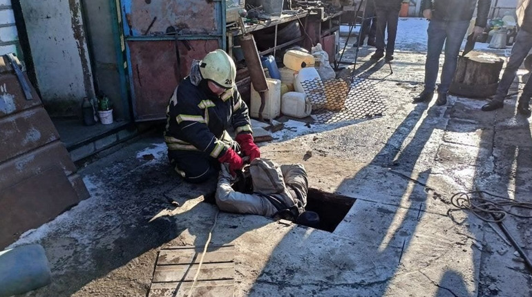 В Оріхові у вигрібній ямі знайшли тіло чоловіка