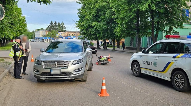 ДТП у Шостці: водій мопеда госпіталізований після зіткнення з легковиком