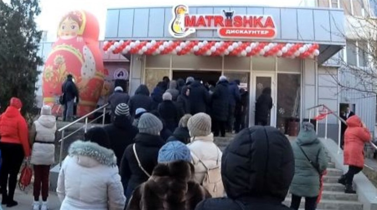 Новорічний кошик: як працюватимуть на свята супермаркети окупантів на Луганщині
