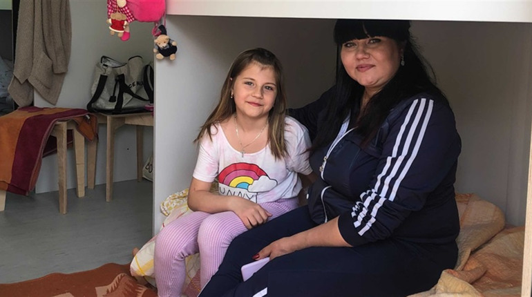 "Кімната хоч невеличка, але своя". Як сім'я з Торецька живе у модульному містечку у Львові