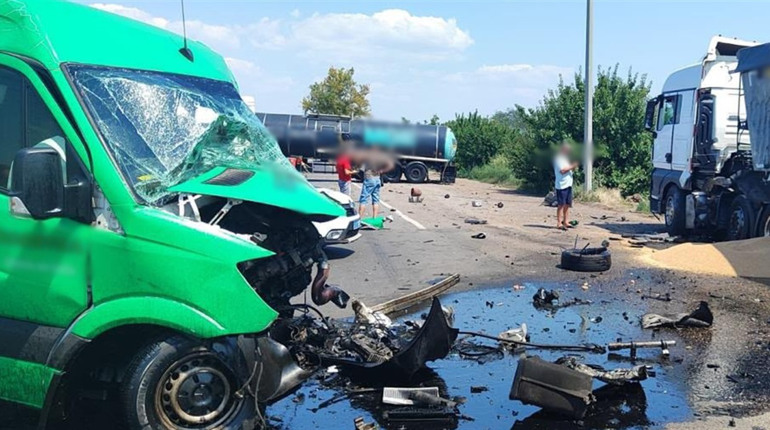 Смертельна ДТП біля Усатового: водій мікроавтобуса загинув після зіткнення з двома вантажівками