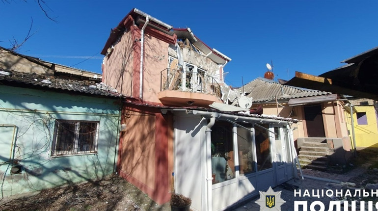 Ворожі обстріли Херсонщини: російські окупанти поцілили у житлові будинки, автівки, парк (ФОТО)
