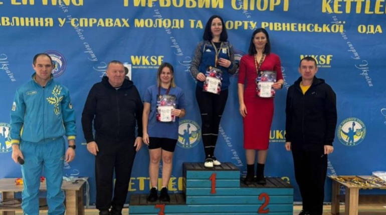 112 підйомів гирі: сарненська патрульна стала чемпіонкою області