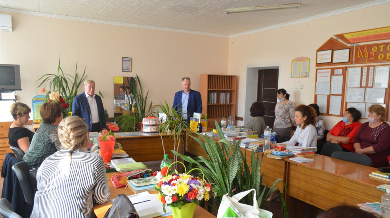 Від Біляївської громади привітали вчителів та вихователів села Градениці
