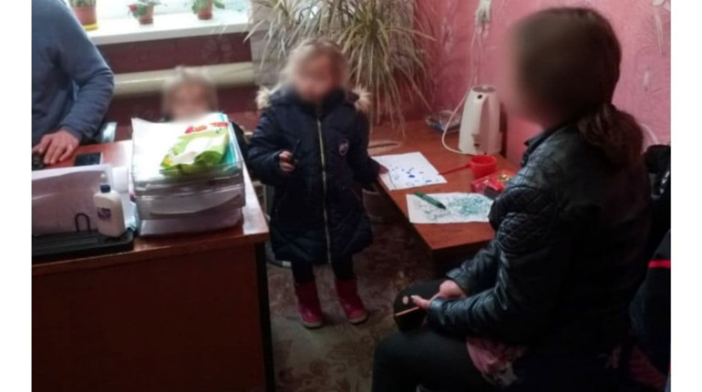 Забрала дітей і пішла у гості до "коханого": поліція розшукала горе-матір