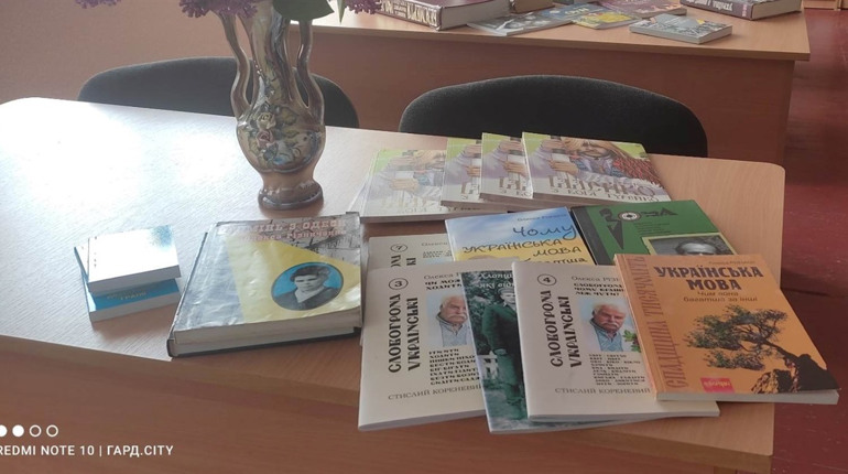 Бібліотека Палацу культури «Фрегат» у Первомайську поповнилася книжками Олекси Різниківа