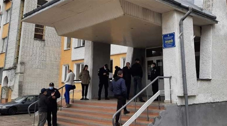 В усіх школах Дрогобицької громади призупинили навчання: шукають вибухівку