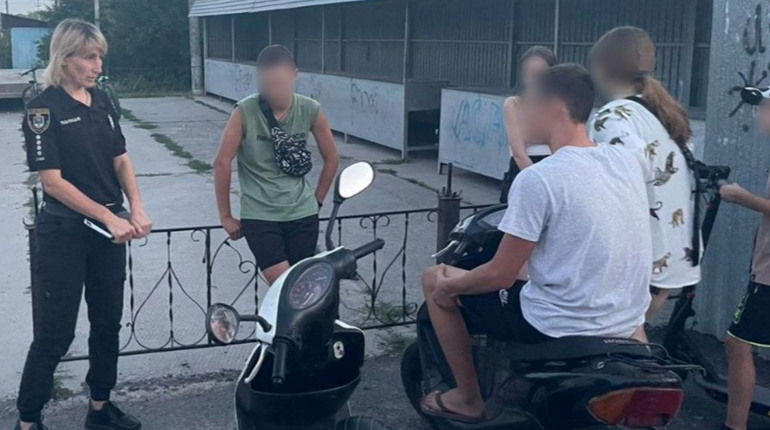 «Де шолом? А є посвідчення водія?» Первомайські поліціянти провели рейд для водіїв мототранспорту