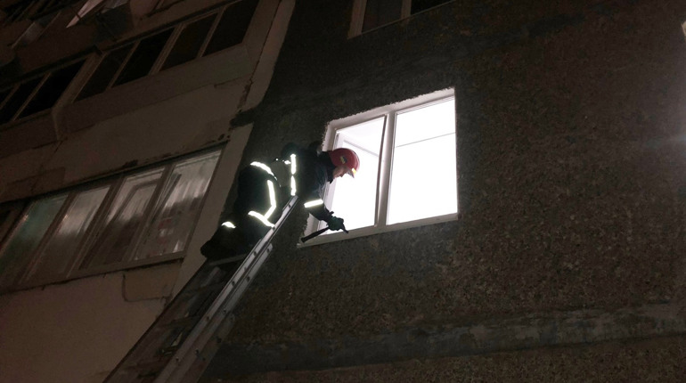 Рятувальники допомогли відчинити двері у квартиру, де перебувала дитина