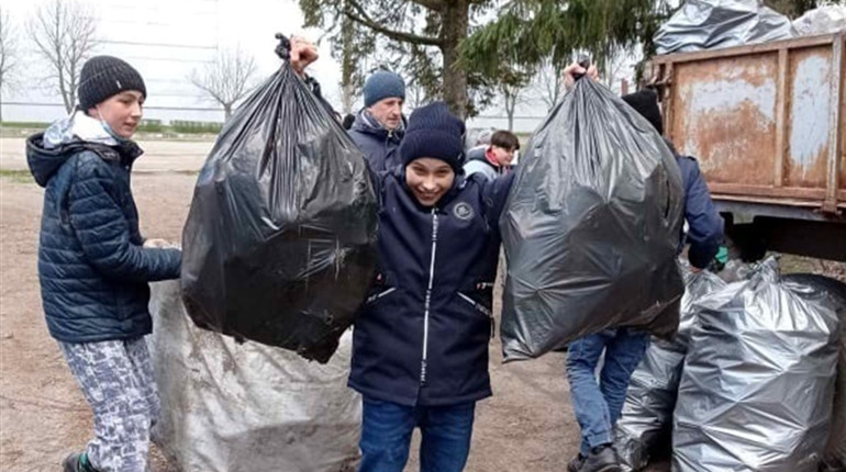 За дві години 168 кілограмів пластику зібрали три молодіжні команди в Корюківці